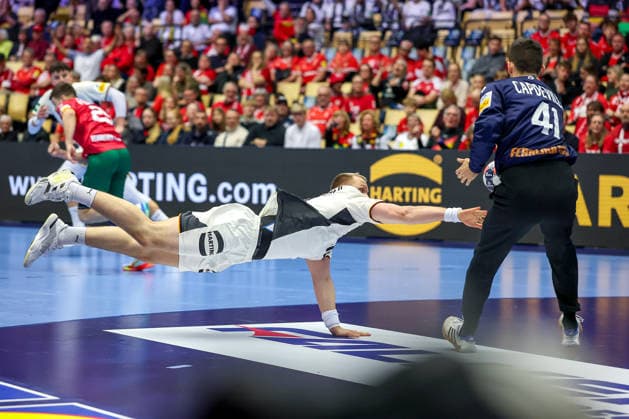 22.01.2026, Handball, Men s EHF EURO 2026, Deutschland - Portugal, Jyske Bank Boxen in Herning, Dänemark, Main Round: Justus Fischer (Germany 54) springt dem Ball nach Dänemark