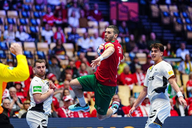 Wurf Tor Rui Silva (Portugal, 14) DEN, Deutschland vs. Portugal, Handball, EHF Europameisterschaft 2026, Hauptrunde, Spieltag 1, 22.01.2026 DEN, Deutschland vs. Portugal, Handball, EHF Europameisterschaft 2026, Hauptrunde, Spieltag 1, 22.01.2026 Herning Copyright: xEibner-Pressefoto MarcelxvonxFehrnx EP_MFN