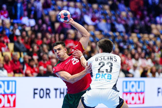 Francisco Costa (Portugal, 26), Renars Uscins (Deutschland, 23) DEN, Deutschland vs. Portugal, Handball, EHF Europameisterschaft 2026, Hauptrunde, Spieltag 1, 22.01.2026 DEN, Deutschland vs. Portugal, Handball, EHF Europameisterschaft 2026, Hauptrunde, Spieltag 1, 22.01.2026 Herning Copyright: xEibner-Pressefoto MarcelxvonxFehrnx EP_MFN