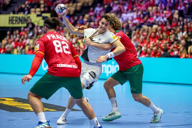22.01.2026, Handball, Men s EHF EURO 2026, Deutschland - Portugal, Jyske Bank Boxen in Herning, Dänemark, Main Round: Julian Köster (Germany 18) im Zweikampf gegen Luis Diogo Sousa Frade (Portugal 82) Gabriel Oliveira Cavalcanti (Portugal 95) Dänemark