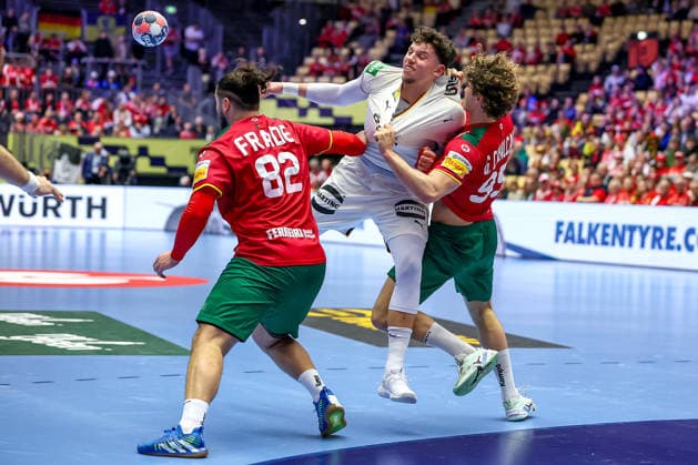 22.01.2026, Handball, Men s EHF EURO 2026, Deutschland - Portugal, Jyske Bank Boxen in Herning, Dänemark, Main Round: Marko Grgic (Germany 71) im Zweikampf gegen Luis Diogo Sousa Frade (Portugal 82) Gabriel Oliveira Cavalcanti (Portugal 95) Dänemark