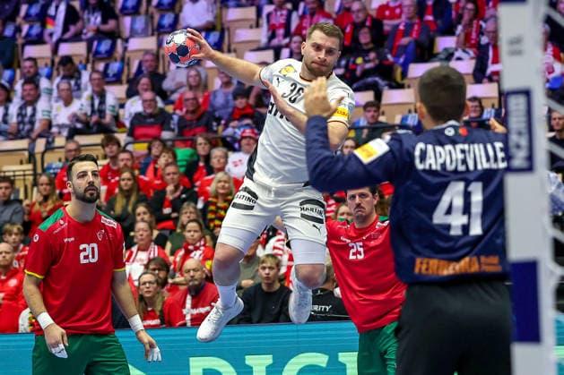 22.01.2026, Handball, Men s EHF EURO 2026, Deutschland - Portugal, Jyske Bank Boxen in Herning, Dänemark, Main Round: Lukas Mertens (Germany 36) wirft auf das Tor von Gustavo Alexandre Cascao Capdeville (Portugal 41) Dänemark