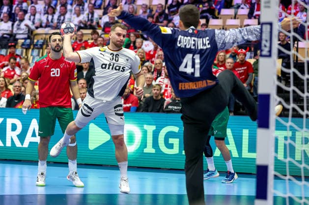 22.01.2026, Handball, Men s EHF EURO 2026, Deutschland - Portugal, Jyske Bank Boxen in Herning, Dänemark, Main Round: Lukas Mertens (Germany 36) wirft auf das Tor von Gustavo Alexandre Cascao Capdeville (Portugal 41) Dänemark