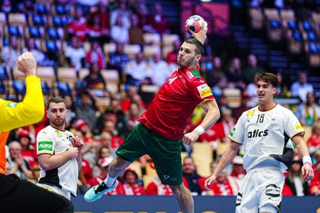 Wurf Tor Rui Silva (Portugal, 14) DEN, Deutschland vs. Portugal, Handball, EHF Europameisterschaft 2026, Hauptrunde, Spieltag 1, 22.01.2026 DEN, Deutschland vs. Portugal, Handball, EHF Europameisterschaft 2026, Hauptrunde, Spieltag 1, 22.01.2026 Herning Copyright: xEibner-Pressefoto MarcelxvonxFehrnx EP_MFN