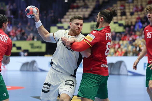 Deutschland - Portugal, EHF Handball EM 2026 Johannes Golla (Deutschland, 4) gegen Luis Frade (Portugal, 82). Handball EHF Europameisterschaft, Länderspiel zwischen Deutschland und Portugal am 22. Januar 2026 in Herning (Dänemark)., Herning Dänemark Jyske Bank Boxen