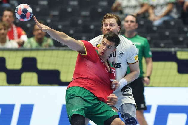 Deutschland - Portugal, EHF Handball EM 2026 Francisco Costa (Portugal, 26) vor Tom Kiesler (Deutschland, 30). Handball EHF Europameisterschaft, Länderspiel zwischen Deutschland und Portugal am 22. Januar 2026 in Herning (Dänemark)., Herning Dänemark Jyske Bank Boxen