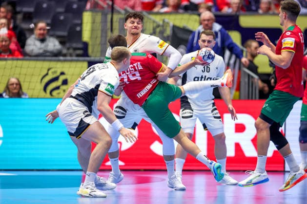 22.01.2026, Handball, Men s EHF EURO 2026, Deutschland - Portugal, Jyske Bank Boxen in Herning, Dänemark, Main Round: Justus Fischer (Germany 54) Marko Grgic (Germany 71) Lukas Mertens (Germany 36) verteidigen gegen Martim Mota Costa (Portugal 79) Dänemark