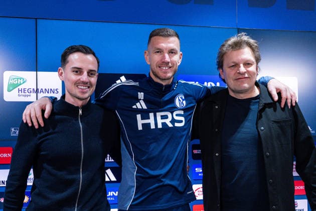 22.01.2026, Fussball, 2. Bundesliga, Saison 2025 2026, Offizielle Vorstellung: Edin DÅ¾eko Dzeko beim FC Schalke 04, Kaderplaner Maximilian Lüftl (FC Schalke 04), Edin DÅ¾eko (FC Schalke 04), Direktor Profifussball Youri Mulder (FC Schalke 04) xRHR-FOTO TKx