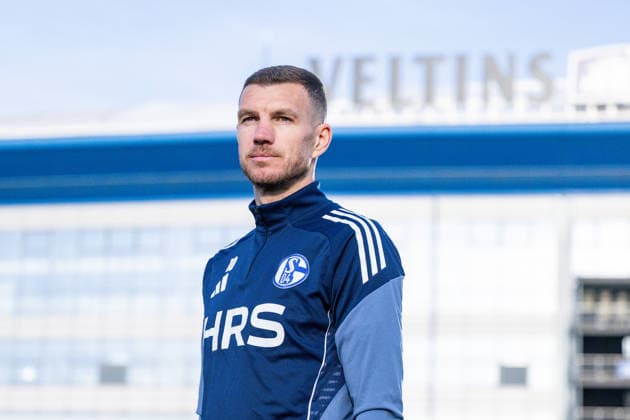 22.01.2026, Fussball, 2. Bundesliga, Saison 2025 2026, Offizielle Vorstellung: Edin DÅ¾eko Dzeko beim FC Schalke 04, Edin DÅ¾eko (FC Schalke 04) geht zur Vorstellung, xRHR-FOTO TKx