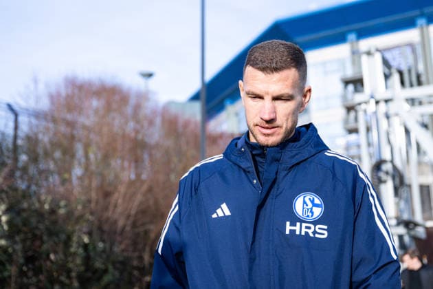 22.01.2026, Fussball, 2. Bundesliga, Saison 2025 2026, Offizielle Vorstellung: Edin DÅ¾eko Dzeko beim FC Schalke 04, Edin DÅ¾eko (FC Schalke 04) geht zur Vorstellung, xRHR-FOTO TKx