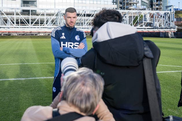 22.01.2026, Fussball, 2. Bundesliga, Saison 2025 2026, Offizielle Vorstellung: Edin DÅ¾eko Dzeko beim FC Schalke 04, Edin DÅ¾eko (FC Schalke 04) vor der Arena und wird fotografiert, xRHR-FOTO TKx
