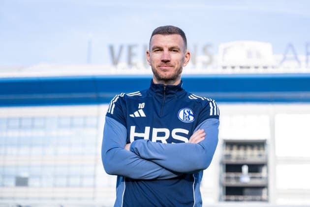 22.01.2026, Fussball, 2. Bundesliga, Saison 2025 2026, Offizielle Vorstellung: Edin DÅ¾eko Dzeko beim FC Schalke 04, Edin DÅ¾eko (FC Schalke 04) geht zur Vorstellung, xRHR-FOTO TKx