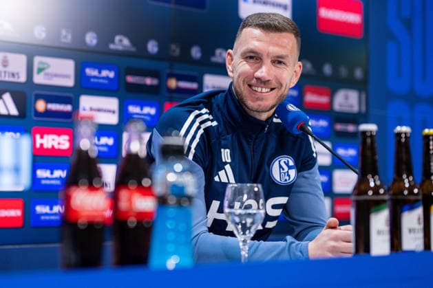 22.01.2026, Fussball, 2. Bundesliga, Saison 2025 2026, Offizielle Vorstellung: Edin DÅ¾eko Dzeko beim FC Schalke 04, Edin DÅ¾eko (FC Schalke 04) xRHR-FOTO TKx