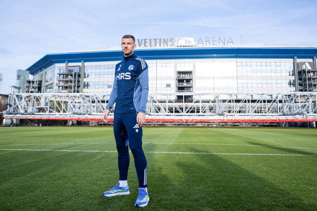 22.01.2026, Fussball, 2. Bundesliga, Saison 2025 2026, Offizielle Vorstellung: Edin DÅ¾eko Dzeko beim FC Schalke 04, Edin DÅ¾eko (FC Schalke 04) geht zur Vorstellung, xRHR-FOTO TKx