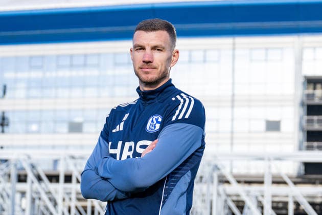 22.01.2026, Fussball, 2. Bundesliga, Saison 2025 2026, Offizielle Vorstellung: Edin DÅ¾eko Dzeko beim FC Schalke 04, Edin DÅ¾eko (FC Schalke 04) geht zur Vorstellung, xRHR-FOTO TKx