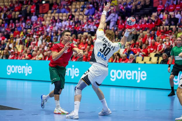22.01.2026, Handball, Men s EHF EURO 2026, Deutschland - Portugal, Jyske Bank Boxen in Herning, Dänemark, Main Round: Francisco Mota Costa (Portugal 26) im Zweikampf gegen Tom Kiesler (Germany 30) Dänemark