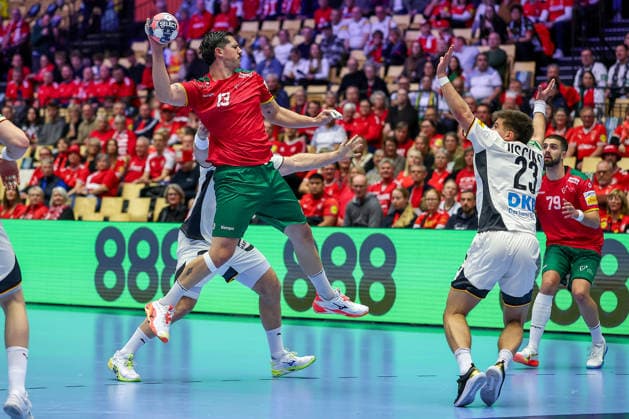 22.01.2026, Handball, Men s EHF EURO 2026, Deutschland - Portugal, Jyske Bank Boxen in Herning, Dänemark, Main Round: Rocha Nogueira (Portugal 13) im Zweikampf gegen Johannes Golla (Germany 04) Renars Uscins (Germany 23) Dänemark
