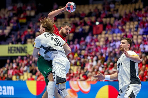 22.01.2026, Handball, Men s EHF EURO 2026, Deutschland - Portugal, Jyske Bank Boxen in Herning, Dänemark, Main Round: Tom Kiesler (Germany 30) im Zweikampf gegen Martim Mota Costa (Portugal 79) Dänemark