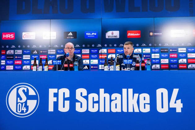 22.01.2026, Fussball, 2. Bundesliga, Saison 2025 2026, Offizielle Vorstellung: Edin DÅ¾eko Dzeko beim FC Schalke 04, Edin DÅ¾eko (FC Schalke 04) spricht ins Mikrophone, xRHR-FOTO TKx