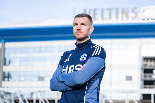 22.01.2026, Fussball, 2. Bundesliga, Saison 2025 2026, Offizielle Vorstellung: Edin DÅ¾eko Dzeko beim FC Schalke 04, Edin DÅ¾eko (FC Schalke 04) geht zur Vorstellung, xRHR-FOTO TKx