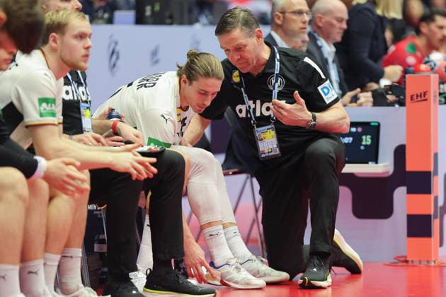 Deutschland - Portugal, EHF Handball EM 2026 Trainer Alfred Gislason (Deutschland) im Gespräch mit Juri Knorr (Deutschland, 15). Handball EHF Europameisterschaft, Länderspiel zwischen Deutschland und Portugal am 22. Januar 2026 in Herning (Dänemark)., Herning Dänemark Jyske Bank Boxen