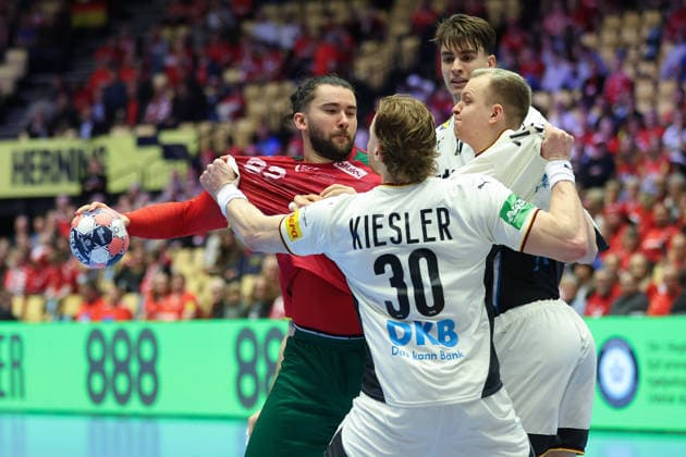 Deutschland - Portugal, EHF Handball EM 2026 Luis Frade (Portugal, 82) scheitert an Tom Kiesler (Deutschland, 30), Justus Fischer (Deutschland, 54) und Julian Köster (Deutschland, 18). Handball EHF Europameisterschaft, Länderspiel zwischen Deutschland und Portugal am 22. Januar 2026 in Herning (Dänemark)., Herning Dänemark Jyske Bank Boxen