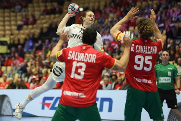 Deutschland - Portugal, EHF Handball EM 2026 Juri Knorr (Deutschland, 15) gegen Salvador Salvador (Portugal, 13) und Gabriel Cavalcant (Portugal,95). Handball EHF Europameisterschaft, Länderspiel zwischen Deutschland und Portugal am 22. Januar 2026 in Herning (Dänemark)., Herning Dänemark Jyske Bank Boxen