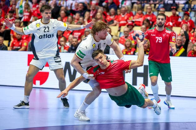 22.01.2026, Handball, Men s EHF EURO 2026, Deutschland - Portugal, Jyske Bank Boxen in Herning, Dänemark, Main Round: Renars Uscins (Germany 23) Tom Kiesler (Germany 30) im Zweikampf gegen Francisco Mota Costa (Portugal 26) Dänemark