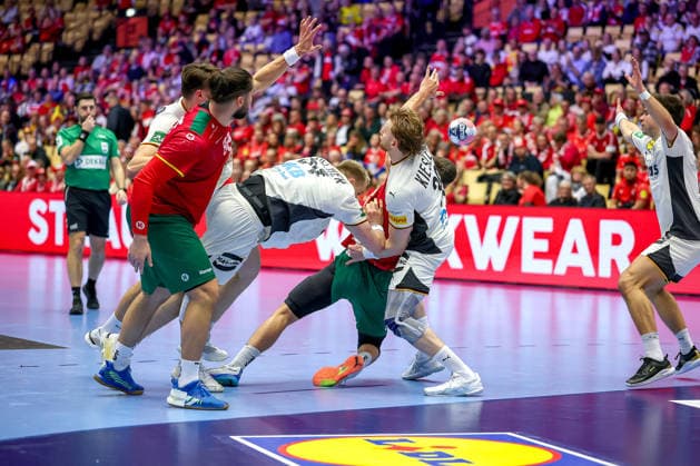 22.01.2026, Handball, Men s EHF EURO 2026, Deutschland - Portugal, Jyske Bank Boxen in Herning, Dänemark, Main Round: Justus Fischer (Germany 54) Tom Kiesler (Germany 30) verteidigen am Kreis Dänemark