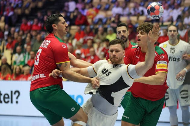 Deutschland - Portugal, EHF Handball EM 2026 Johannes Golla (Deutschland, 4) gegen Salvador Salvador (Portugal, 13) und Gabriel Cavalcant (Portugal,95). Handball EHF Europameisterschaft, Länderspiel zwischen Deutschland und Portugal am 22. Januar 2026 in Herning (Dänemark)., Herning Dänemark Jyske Bank Boxen