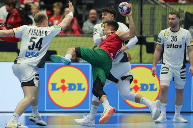 Deutschland - Portugal, EHF Handball EM 2026 Francisco Costa (Portugal, 26) scheitert an Justus Fischer (Deutschland, 54), Marko Grgic (Deutschland, 71) und Lukas Mertens (Deutschland, 36). Handball EHF Europameisterschaft, Länderspiel zwischen Deutschland und Portugal am 22. Januar 2026 in Herning (Dänemark)., Herning Dänemark Jyske Bank Boxen