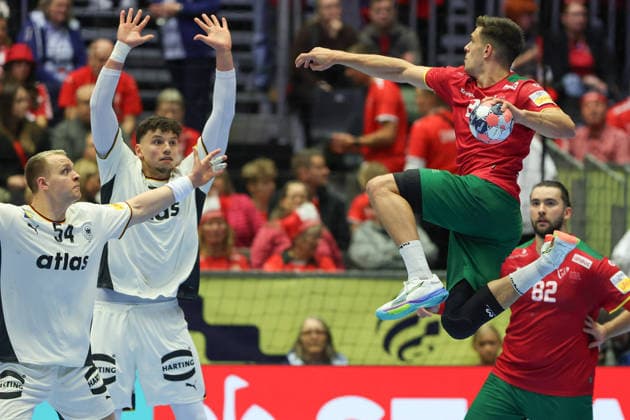 Deutschland - Portugal, EHF Handball EM 2026 Justus Fischer (Deutschland, 54) und Marko Grgic (Deutschland, 71) verteidigen gegen Francisco Costa (Portugal, 26). Handball EHF Europameisterschaft, Länderspiel zwischen Deutschland und Portugal am 22. Januar 2026 in Herning (Dänemark)., Herning Dänemark Jyske Bank Boxen