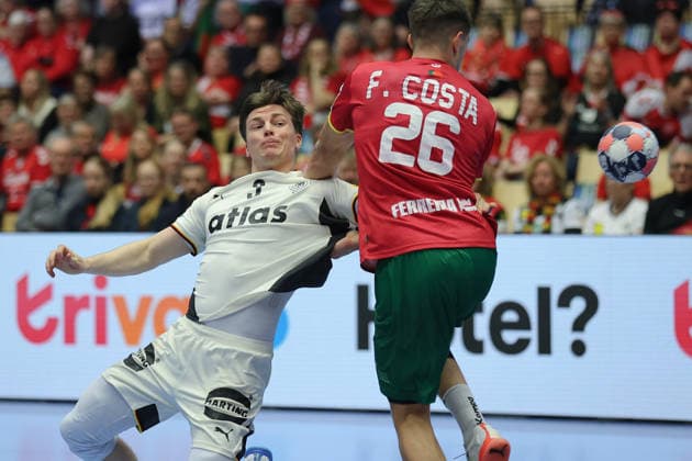 Deutschland - Portugal, EHF Handball EM 2026 Nils Lichtlein (Deutschland, 3) wird von Francisco Costa (Portugal, 26) gestoppt. Handball EHF Europameisterschaft, Länderspiel zwischen Deutschland und Portugal am 22. Januar 2026 in Herning (Dänemark)., Herning Dänemark Jyske Bank Boxen