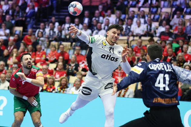 Deutschland - Portugal, EHF Handball EM 2026 Marko Grgic (Deutschland, 71) wirft auf das Tor von Torwart Gustavo Capdeville (Portugal, 41), links Miguel Neves (Portugal, 20). Handball EHF Europameisterschaft, Länderspiel zwischen Deutschland und Portugal am 22. Januar 2026 in Herning (Dänemark)., Herning Dänemark Jyske Bank Boxen