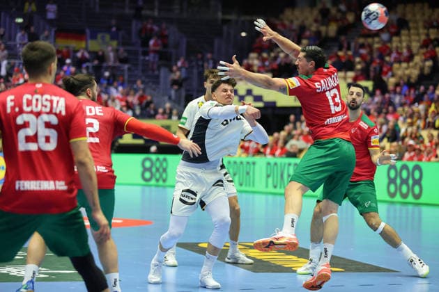 Deutschland - Portugal, EHF Handball EM 2026 Marko Grgic (Deutschland, 71) wirft aus dem Rückraum, vorbei an Salvador Salvador (Portugal, 13). Handball EHF Europameisterschaft, Länderspiel zwischen Deutschland und Portugal am 22. Januar 2026 in Herning (Dänemark)., Herning Dänemark Jyske Bank Boxen