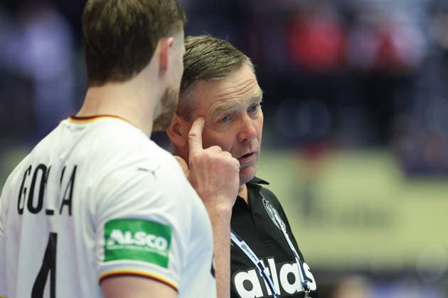 Deutschland - Portugal, EHF Handball EM 2026 Trainer Alfred Gislason (Deutschland) und Johannes Golla (Deutschland, 4). Handball EHF Europameisterschaft, Länderspiel zwischen Deutschland und Portugal am 22. Januar 2026 in Herning (Dänemark)., Herning Dänemark Jyske Bank Boxen