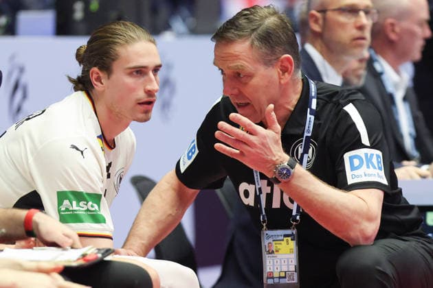 Deutschland - Portugal, EHF Handball EM 2026 Trainer Alfred Gislason (Deutschland) im Gespräch mit Juri Knorr (Deutschland, 15). Handball EHF Europameisterschaft, Länderspiel zwischen Deutschland und Portugal am 22. Januar 2026 in Herning (Dänemark)., Herning Dänemark Jyske Bank Boxen