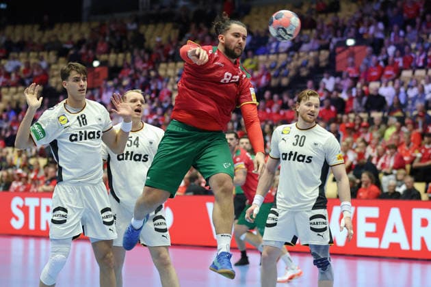 Deutschland - Portugal, EHF Handball EM 2026 Luis Frade (Portugal, 82) vorbei an Julian Köster (Deutschland, 18), Justus Fischer (Deutschland, 54) und Tom Kiesler (Deutschland, 30). Handball EHF Europameisterschaft, Länderspiel zwischen Deutschland und Portugal am 22. Januar 2026 in Herning (Dänemark)., Herning Dänemark Jyske Bank Boxen