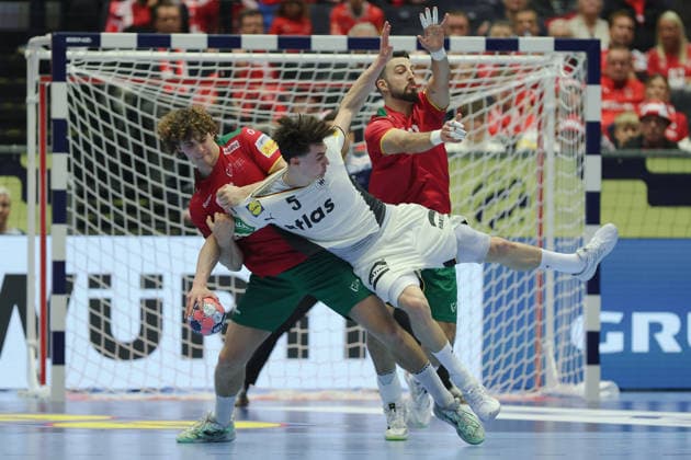 Deutschland - Portugal, EHF Handball EM 2026 Gabriel Cavalcant (Portugal,95) und Miguel Neves (Portugal, 20) verteidigen gegen Miro Schluroff (Deutschland, 5). Handball EHF Europameisterschaft, Länderspiel zwischen Deutschland und Portugal am 22. Januar 2026 in Herning (Dänemark)., Herning Dänemark Jyske Bank Boxen