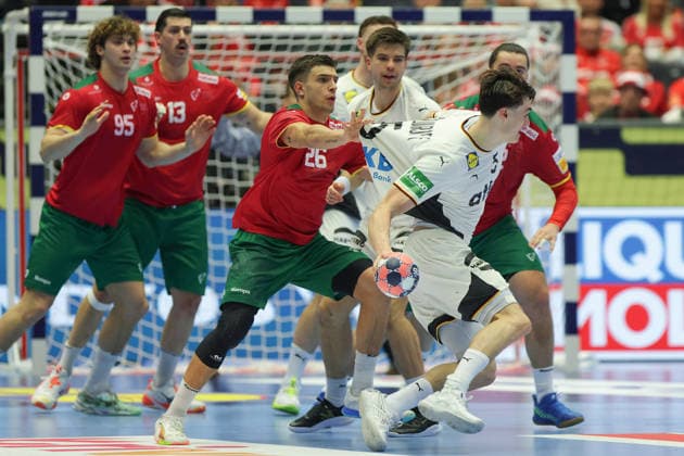 Deutschland - Portugal, EHF Handball EM 2026 Miro Schluroff (Deutschland, 5) von Francisco Costa (Portugal, 26) und seinem Mitspielern Gabriel Cavalcant (Portugal,95) und Salvador Salvador (Portugal, 13) nicht zu stoppen. Handball EHF Europameisterschaft, Länderspiel zwischen Deutschland und Portugal am 22. Januar 2026 in Herning (Dänemark)., Herning Dänemark Jyske Bank Boxen