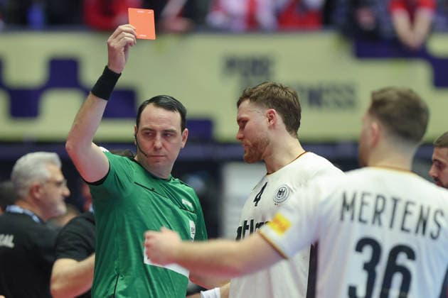 Deutschland - Portugal, EHF Handball EM 2026 Johannes Golla (Deutschland, 4) bekommt die Rote Karte. Handball EHF Europameisterschaft, Länderspiel zwischen Deutschland und Portugal am 22. Januar 2026 in Herning (Dänemark)., Herning Dänemark Jyske Bank Boxen