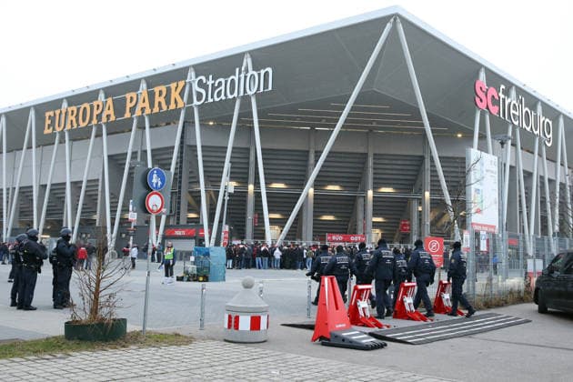 22.01.2026, xrekx, Fussball UEFA Europa League, SC Freiburg - Maccabi Tel Aviv v.l. Polizei Symbolfoto, Symbolbild, Symbol Stadion, symbolic photo, symbolic image, symbolic stadium Strassensperre, Zufahrtssperren, mobile Absperrpoller, Panzersperren (DFL DFB REGULATIONS PROHIBIT ANY USE OF PHOTOGRAPHS as IMAGE SEQUENCES and or QUASI-VIDEO) Freiburg