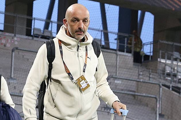 22.01.2026, xrekx, Fussball UEFA Europa League, SC Freiburg - Maccabi Tel Aviv v.l. Ankunft Zarko Lazetic Trainer (Maccabi Tel Aviv) (DFL DFB REGULATIONS PROHIBIT ANY USE OF PHOTOGRAPHS as IMAGE SEQUENCES and or QUASI-VIDEO) Freiburg