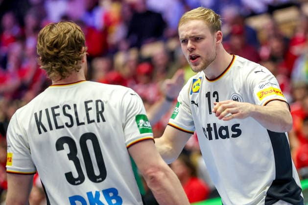 22.01.2026, Handball, Men s EHF EURO 2026, Deutschland - Portugal, Jyske Bank Boxen in Herning, Dänemark, Main Round: Tom Kiesler (Germany 30) Matthes Langhoff (Germany 13) jubelnd Dänemark