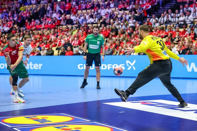 22.01.2026, Handball, Men s EHF EURO 2026, Deutschland - Portugal, Jyske Bank Boxen in Herning, Dänemark, Main Round: Francisco Mota Costa (Portugal 26) Siebenmeter gegen Andreas Wolff (Germany 33) Dänemark