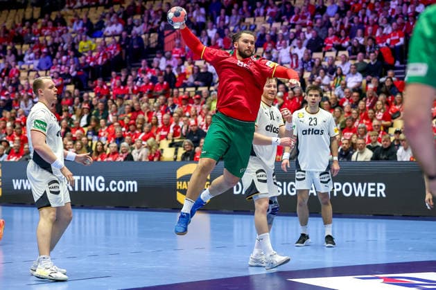 22.01.2026, Handball, Men s EHF EURO 2026, Deutschland - Portugal, Jyske Bank Boxen in Herning, Dänemark, Main Round: Luis Diogo Sousa Frade (Portugal 82) wirft auf das Tor Dänemark