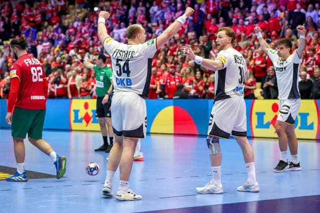 22.01.2026, Handball, Men s EHF EURO 2026, Deutschland - Portugal, Jyske Bank Boxen in Herning, Dänemark, Main Round: Abschlussjubel nach dem deutschen Sieg gegen Portugal. Justus Fischer (Germany 54) Tom Kiesler (Germany 30) Renars Uscins (Germany 23) jubelnd auf dem Spielfeld. Dänemark