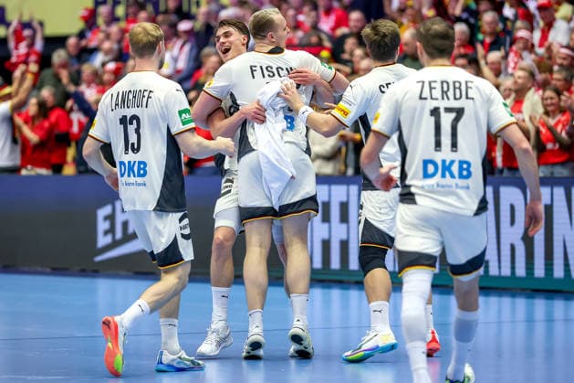 22.01.2026, Handball, Men s EHF EURO 2026, Deutschland - Portugal, Jyske Bank Boxen in Herning, Dänemark, Main Round: Abschlussjubel nach dem deutschen Sieg gegen Portugal. xxxx jubelnd auf dem Spielfeld. Matthes Langhoff (Germany 13) Miro Schluroff (Germany 05) Justus Fischer (Germany 54) Franz Semper (Germany 32) Lukas Zerbe (Germany 17) Dänemark