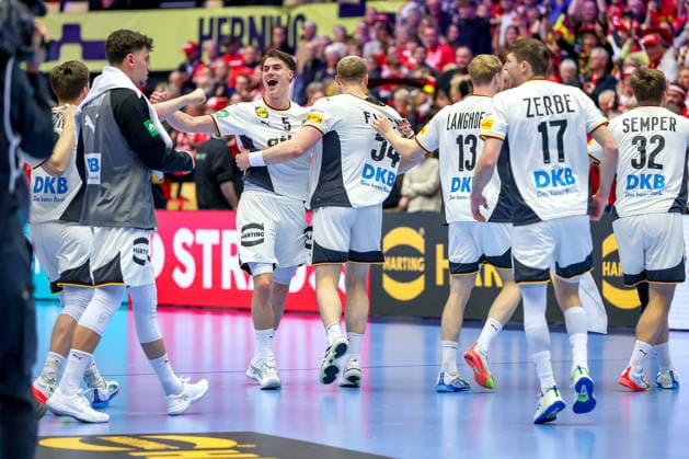 22.01.2026, Handball, Men s EHF EURO 2026, Deutschland - Portugal, Jyske Bank Boxen in Herning, Dänemark, Main Round: Abschlussjubel nach dem deutschen Sieg gegen Portugal. xxxx jubelnd auf dem Spielfeld. Nils Lichtlein (Germany 03) Marko Grgic (Germany 71) Miro Schluroff (Germany 05) Justus Fischer (Germany 54) Matthes Langhoff (Germany 13) Lukas Zerbe (Germany 17) Franz Semper (Germany 32) Dänemark