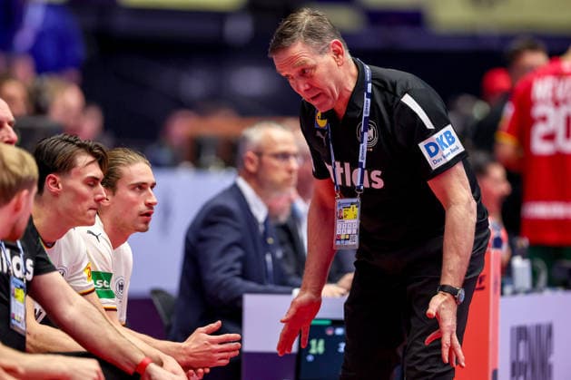 22.01.2026, Handball, Men s EHF EURO 2026, Deutschland - Portugal, Jyske Bank Boxen in Herning, Dänemark, Main Round: Headcoach Alfred Gislason (Germany hc) gestikulierend am Spielfeldrand macht seienn Spielern eine Ansage auf der Bank Dänemark